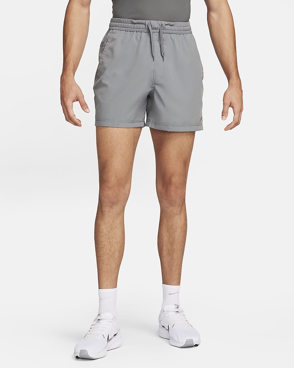 Shorts versátiles Dri-FIT de 13 cm sin forro para hombre Nike Form - Gris humo/Negro