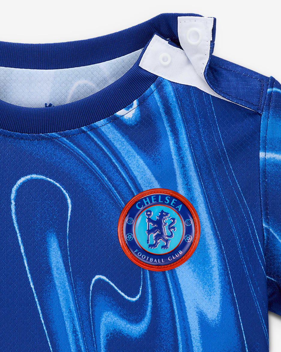 FC Chelsea 2024 Stadium Home dreiteiliges Nike Replika Fußballtrikot-Set (Babys und Kleinkinder) - Rush Blue/Team Orange/Weiß