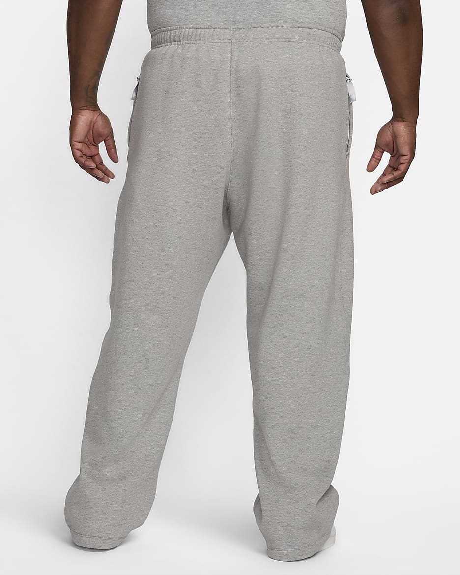 Nike Solo Swoosh Fleece-Hose mit offenem Saum für Herren - Dark Grey Heather/Weiß