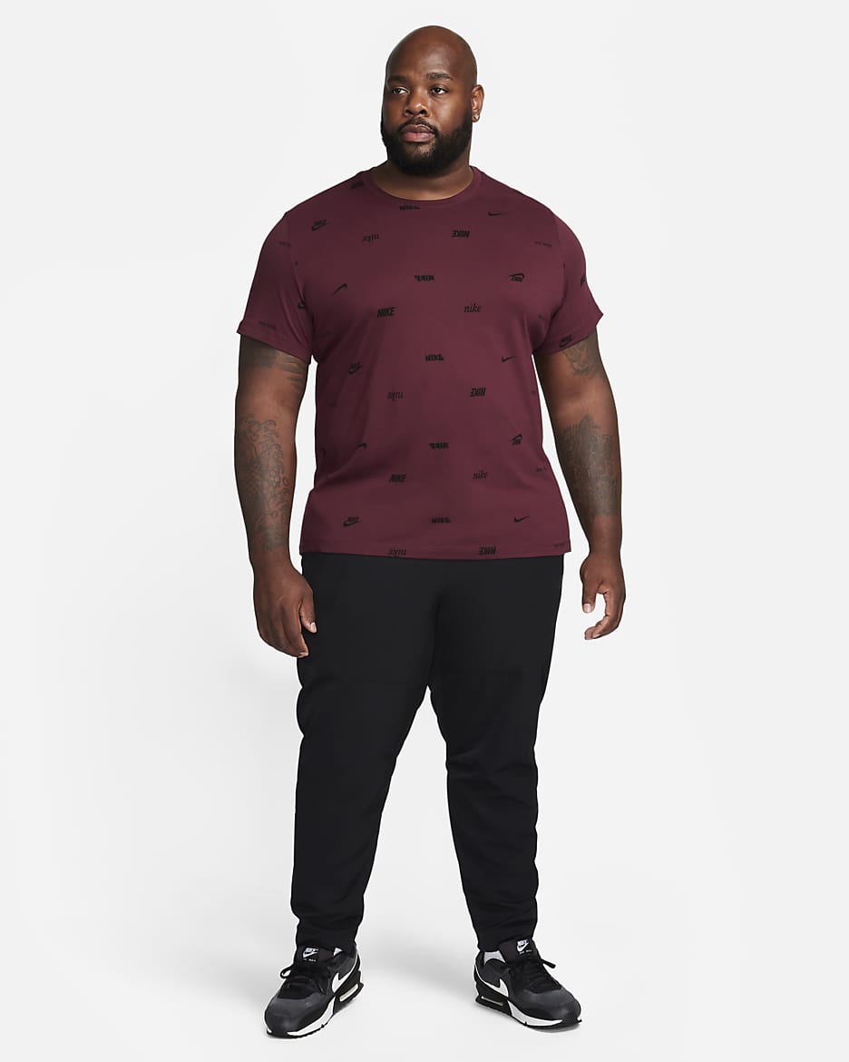 Playera con estampado en toda la prenda para hombre Nike Club - Castaña noche