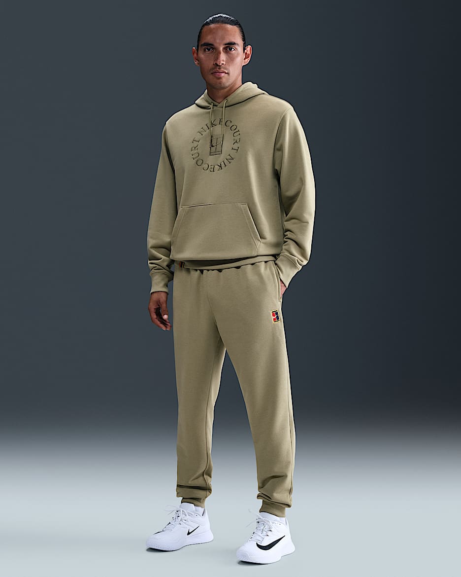Joggers de tenis de tejido Fleece Dri-FIT para hombre NikeCourt Heritage - Oliva neutro
