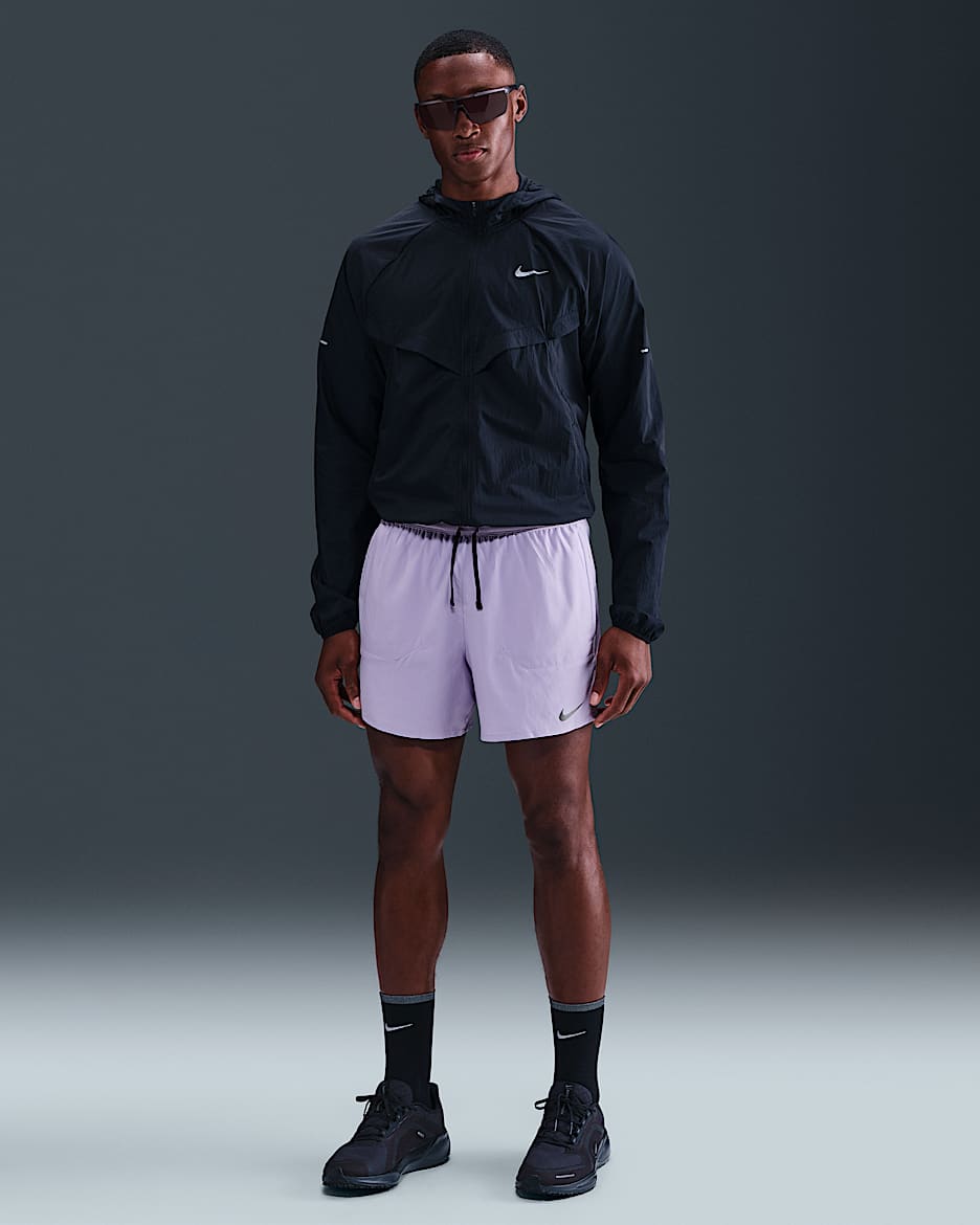 Shorts de running Dri-FIT de 13 cm 2 en 1 para hombre Nike Stride - Hortensias/Hortensias/Negro