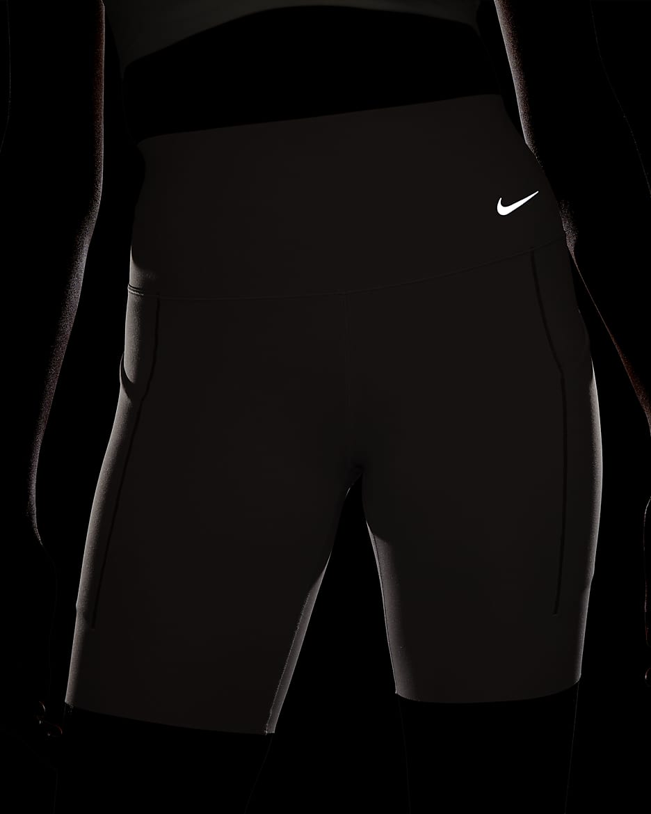 Shorts de ciclismo con bolsillos de 20 cm de tiro alto y media sujeción para mujer Nike Universa - Topo difuso/Negro