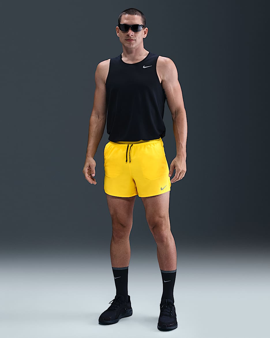 Short de running avec sous-short intégré Dri-FIT Nike Stride 13 cm pour homme - Lightning/Noir