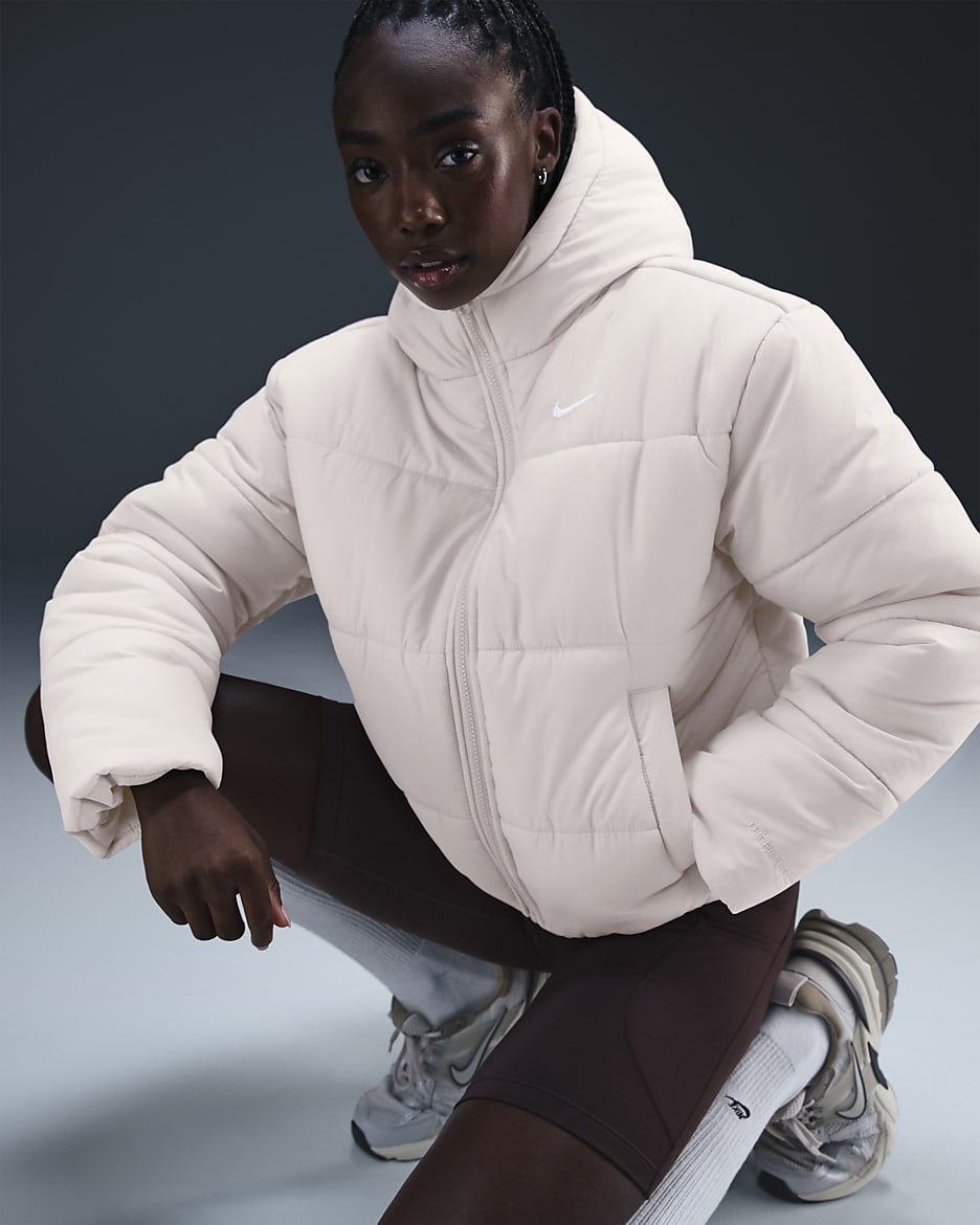 Nike Sportswear Classic Puffer lockere Therma-FIT Jacke mit Kapuze für Damen - Light Orewood Brown/Weiß