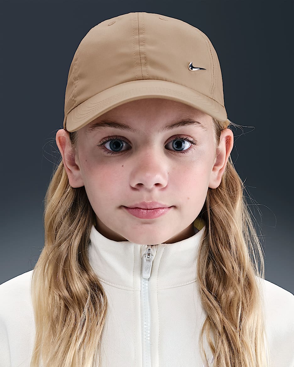 Nike Dri-FIT Club ustrukturert caps med Swoosh-logo i metall til barn - Hemp/Metallic Silver