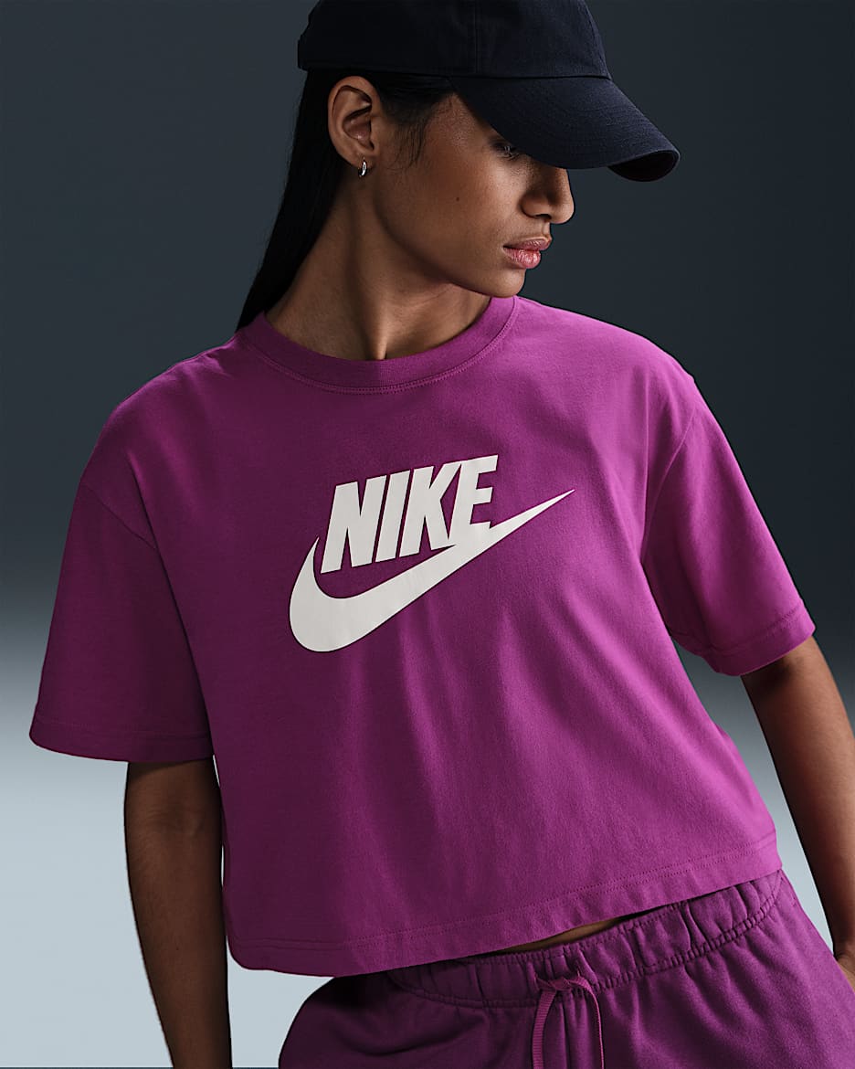 Playera cropped con logotipo para mujer Nike Sportswear Essential - Baya resaltado