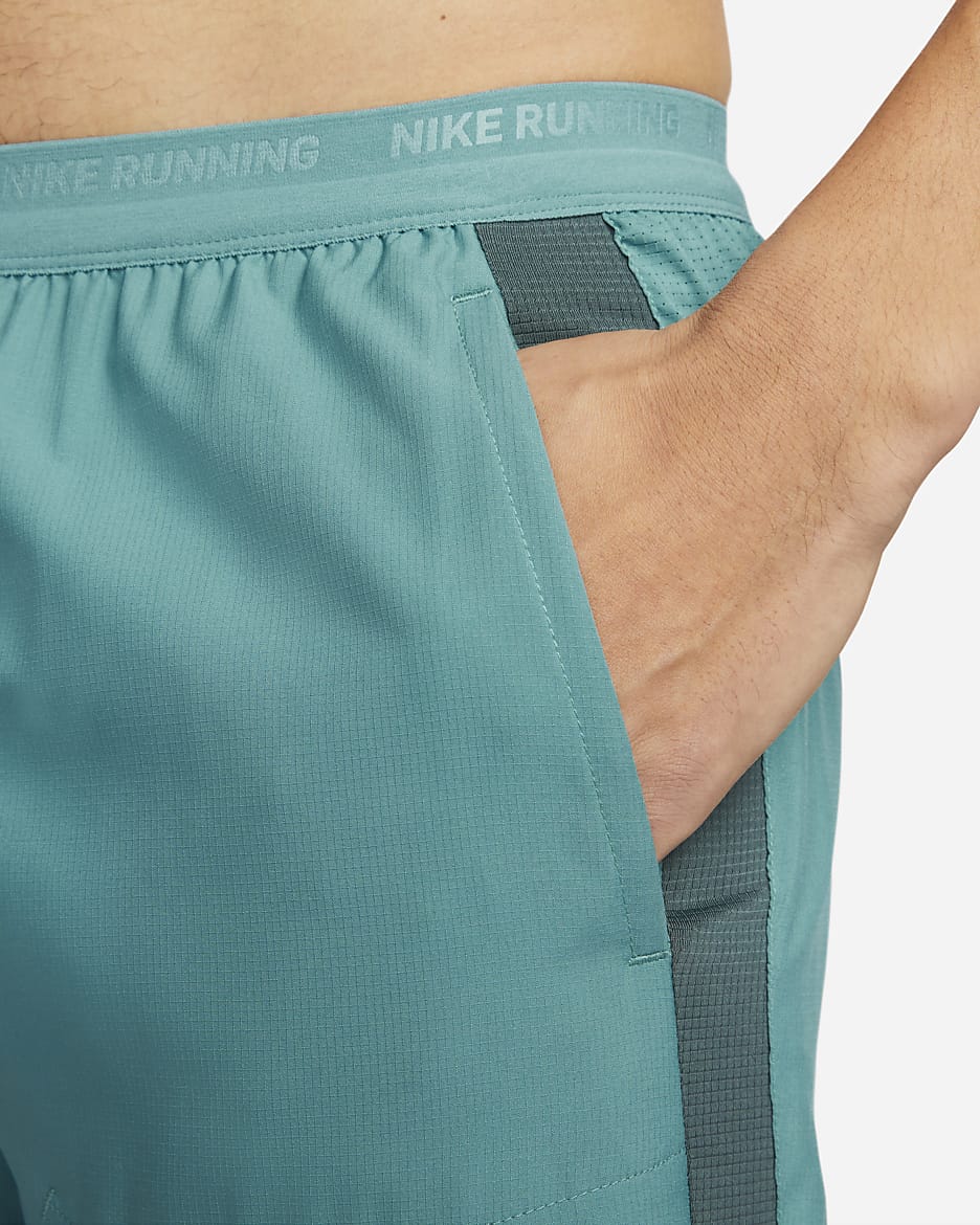 Shorts de running híbridos Dri-FIT de 12.5 cm para hombre Nike Stride - Azul verdoso mineral/Pícea descolorido/Pícea descolorido