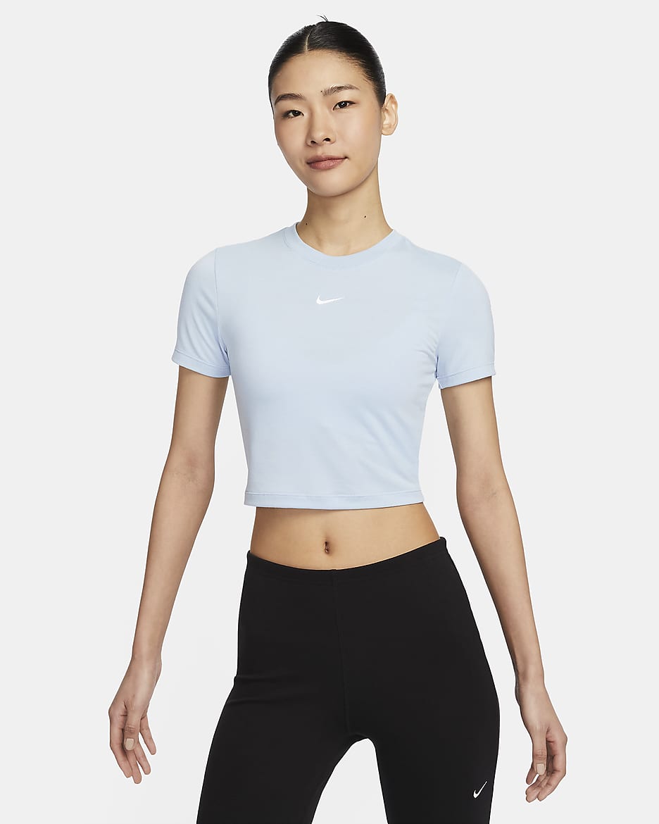 เสื้อยืดเอวลอยทรงเข้ารูปผู้หญิง Nike Sportswear Essential - Light Armory Blue/ขาว