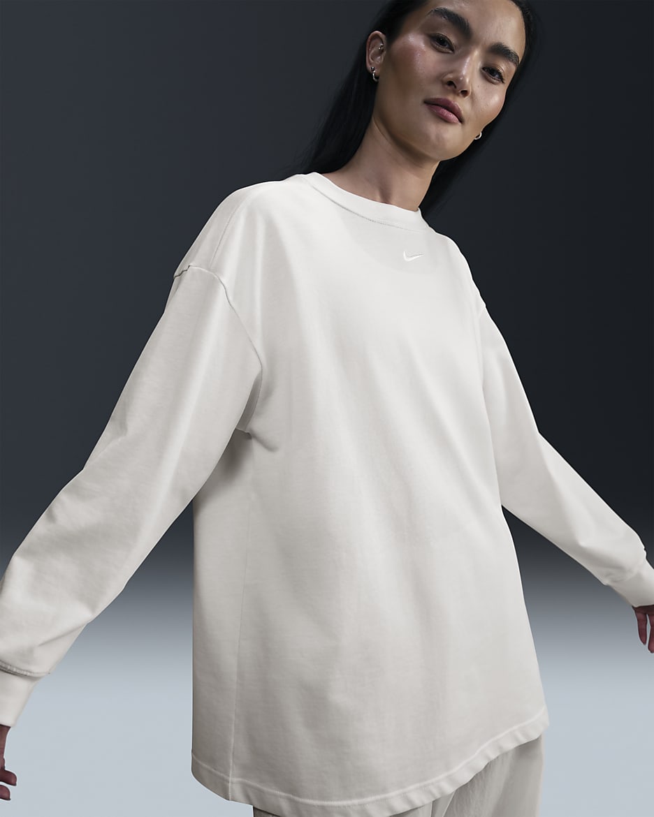 เสื้อยืดแขนยาวผู้หญิงขนาดโอเวอร์ไซส์ Nike Sportswear Essential - Sail