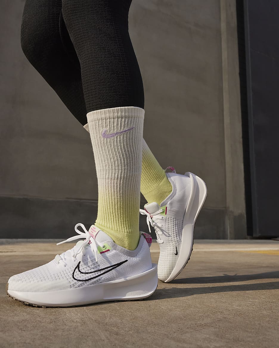 Tenis de correr en pavimento para mujer Nike Interact Run - Blanco/Gris fútbol/Verde vapor/Negro