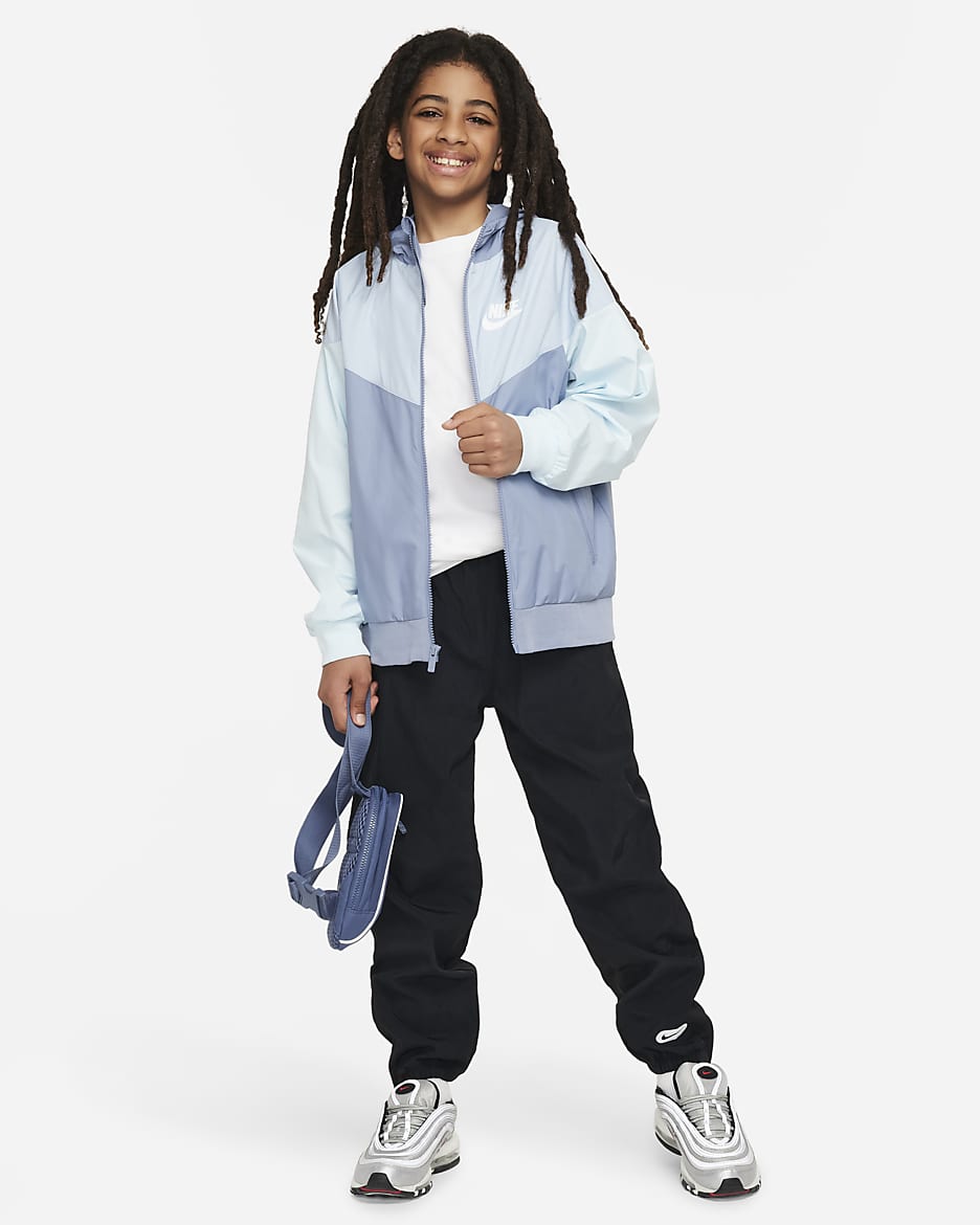 Nike Sportswear Windrunner lockere, hüftlange Jacke mit Kapuze für ältere Kinder (Jungen) - Ashen Slate/Light Armory Blue/Glacier Blue/Weiß