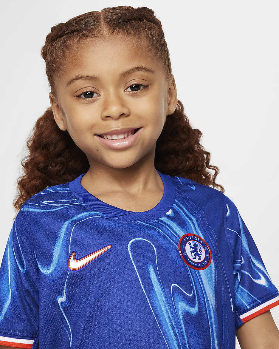 Chelsea F.C. 2024/25 Stadium Home Younger Kids' Nike Football Replica 3-Piece Kit - Rush Blue/Team Orange/White