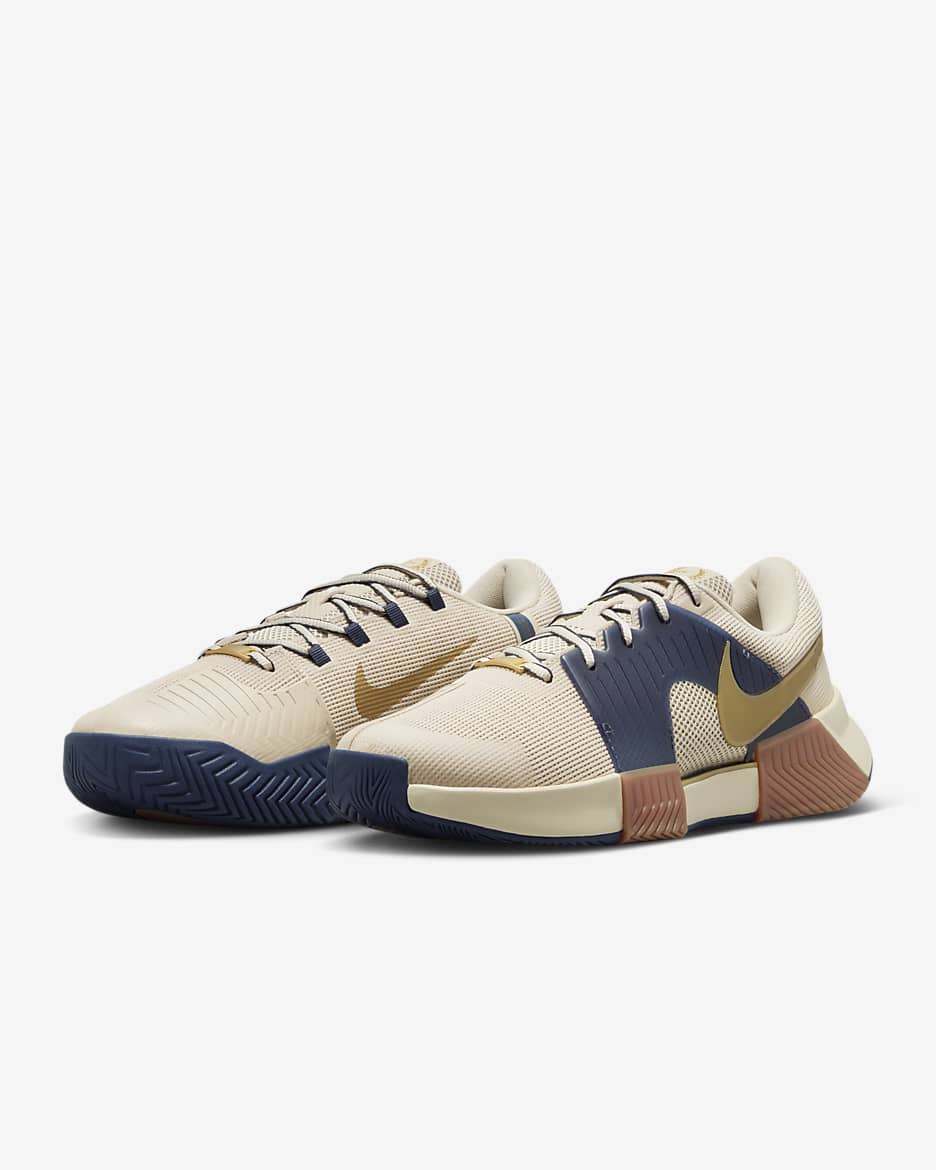 Sapatilhas de ténis para piso duro Nike GP Challenge 1 Premium para homem - Sanddrift/Azul Thunder/Castanho Gum médio/Dourado metalizado