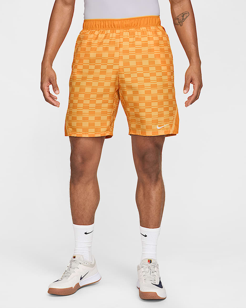 Shorts de tenis Dri-FIT de 23 cm para hombre NikeCourt Victory - Oro topacio/Blanco
