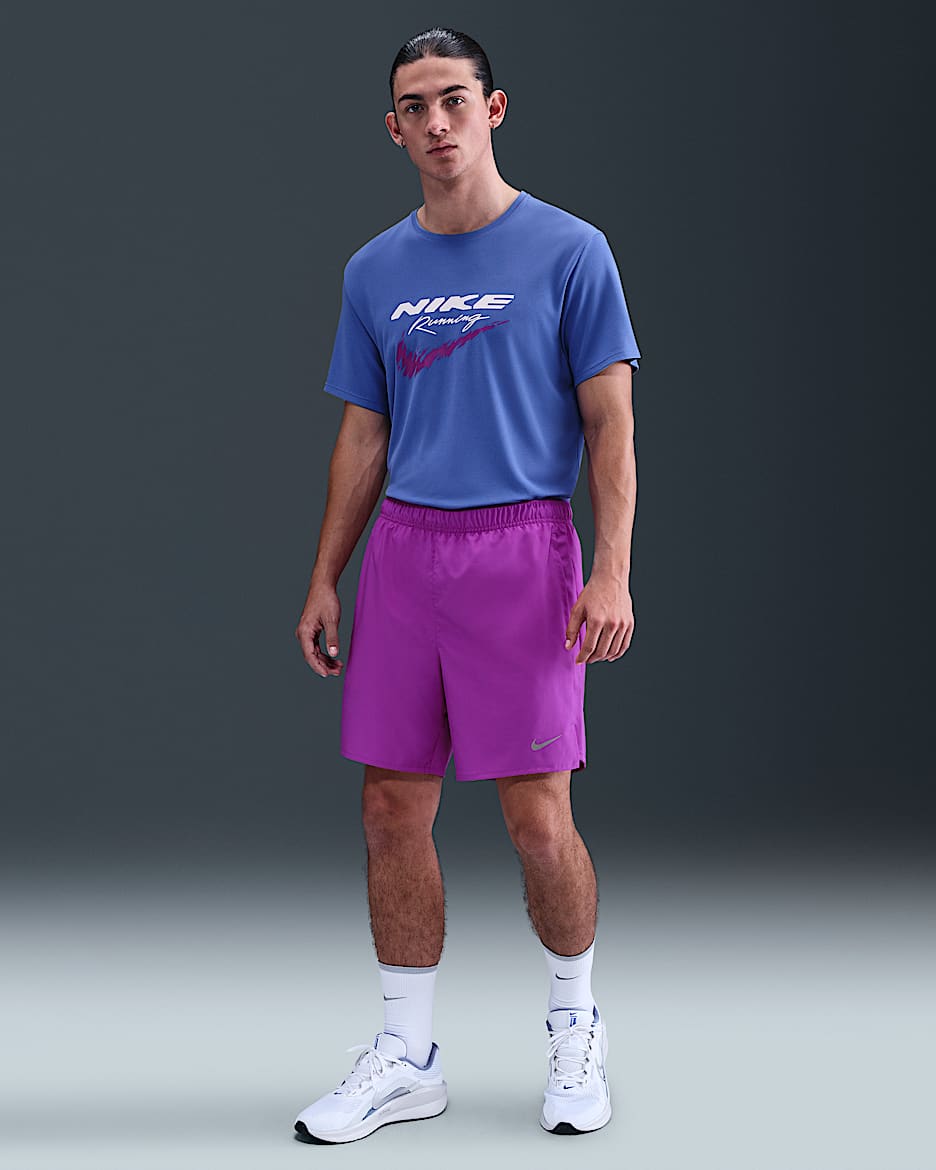 Nike Challenger-Dri-FIT-2-i-1-løbeshorts (18 cm) til mænd - Vivid Purple/Vivid Purple/sort