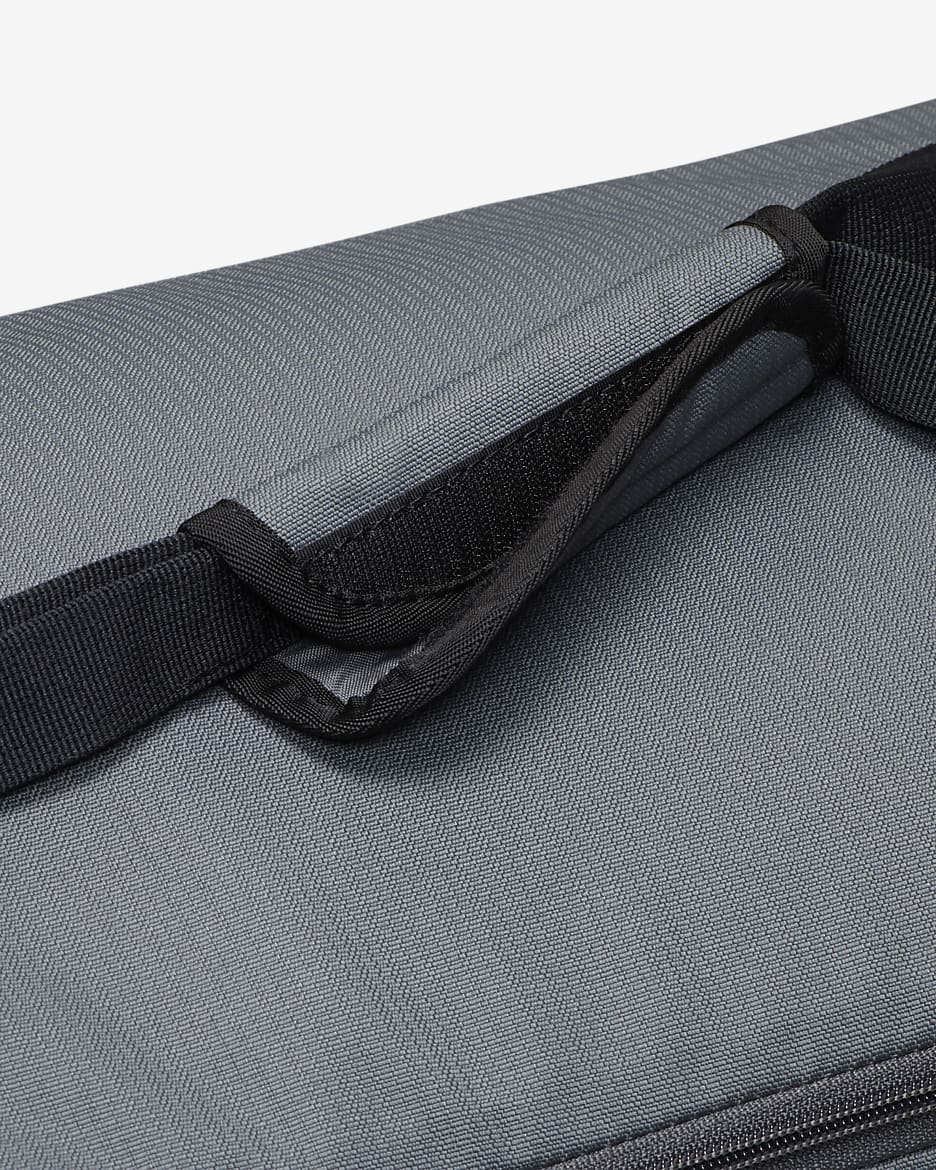 Nike Brasilia 9.5 treningsduffelbag (medium, 60 L) - Iron Grey/Svart/Hvit
