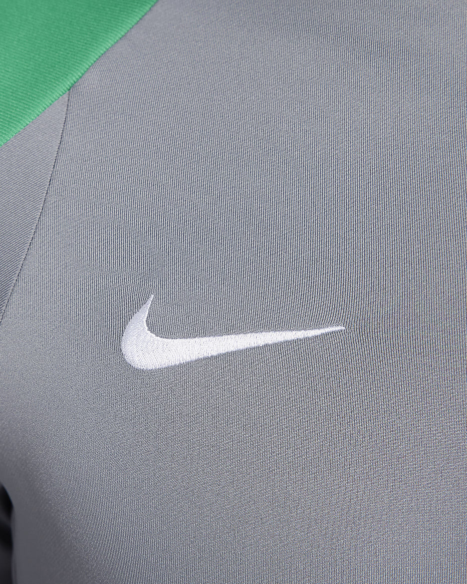 Nigéria Strike Nike Dri-FIT férfi futballedzőfelső - Cool Grey/Lucky Green/Fehér