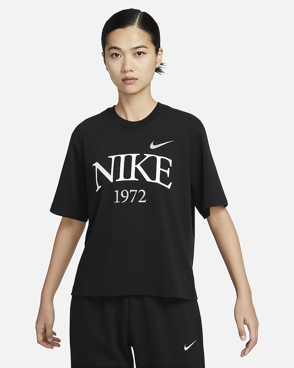 เสื้อยืดผู้หญิง Nike Sportswear Classic - ดำ
