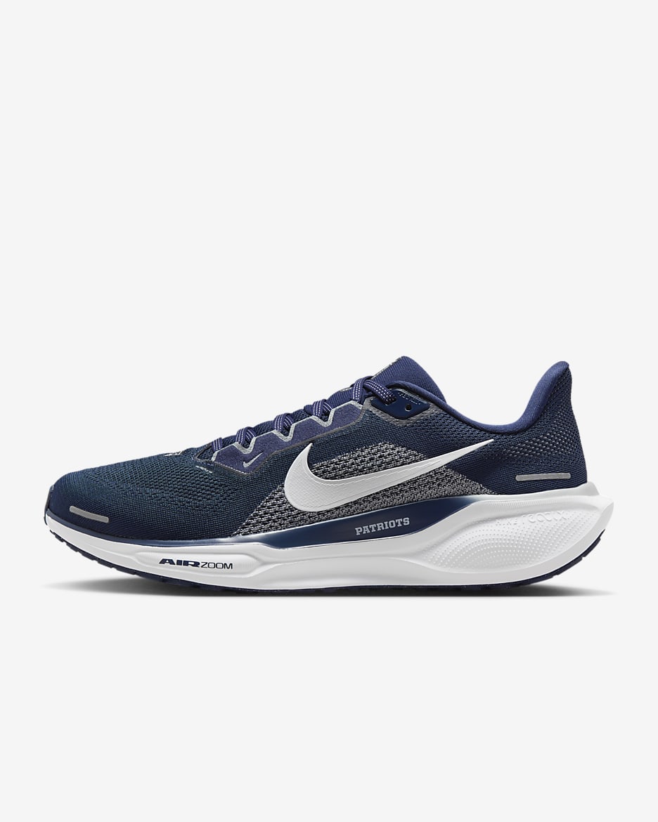 Tenis de correr en pavimento para hombre Nike Pegasus 41 NFL New England Patriots - Azul marino universitario/Blanco/Gris lobo/Blanco