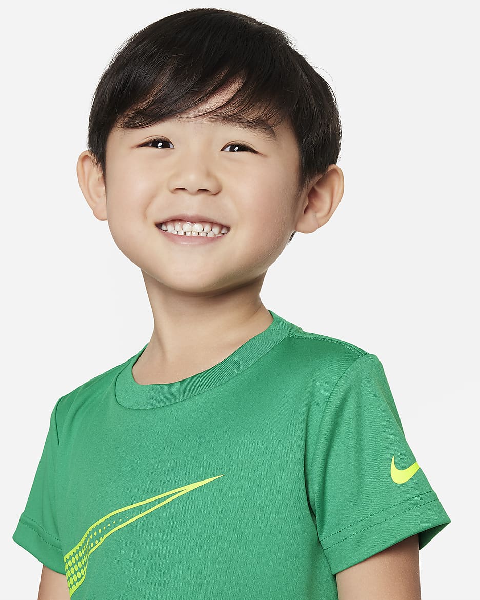 Playera con gráfico infantil Nike Dri-FIT Swoosh - Verde estadio