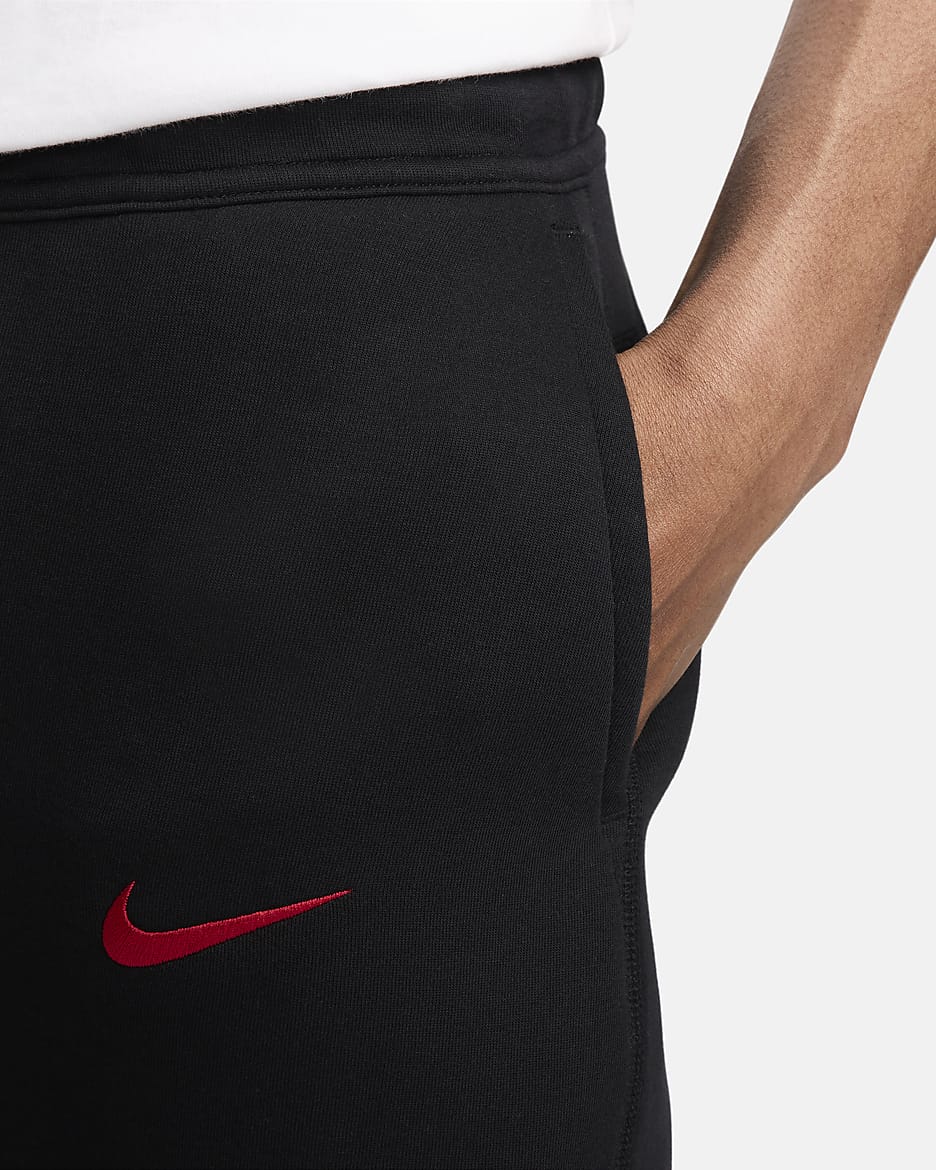 Męskie joggery piłkarskie Nike Liverpool F.C. Tech Fleece - Czerń/Czerń/Gym Red