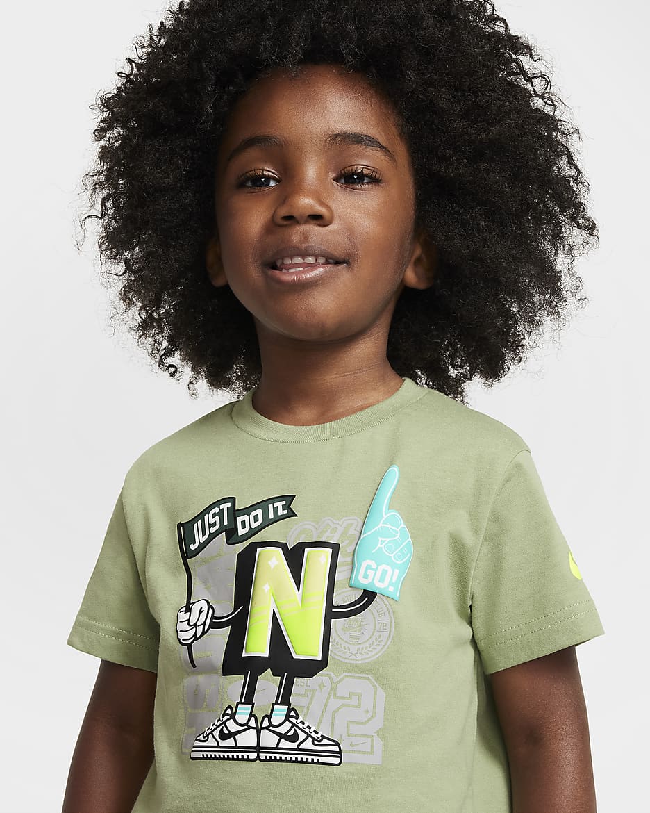 Playera con gráfico infantil Nike Step Up Your Game - Verde aceite