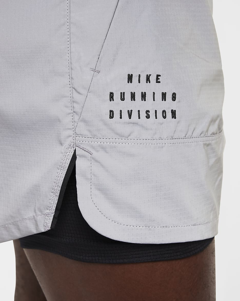 Nike Running Division Dri-FIT ADV 10 cm-es, fényvisszaverő, 2 az 1-ben férfi futórövidnadrág - Reflect Silver/Fekete