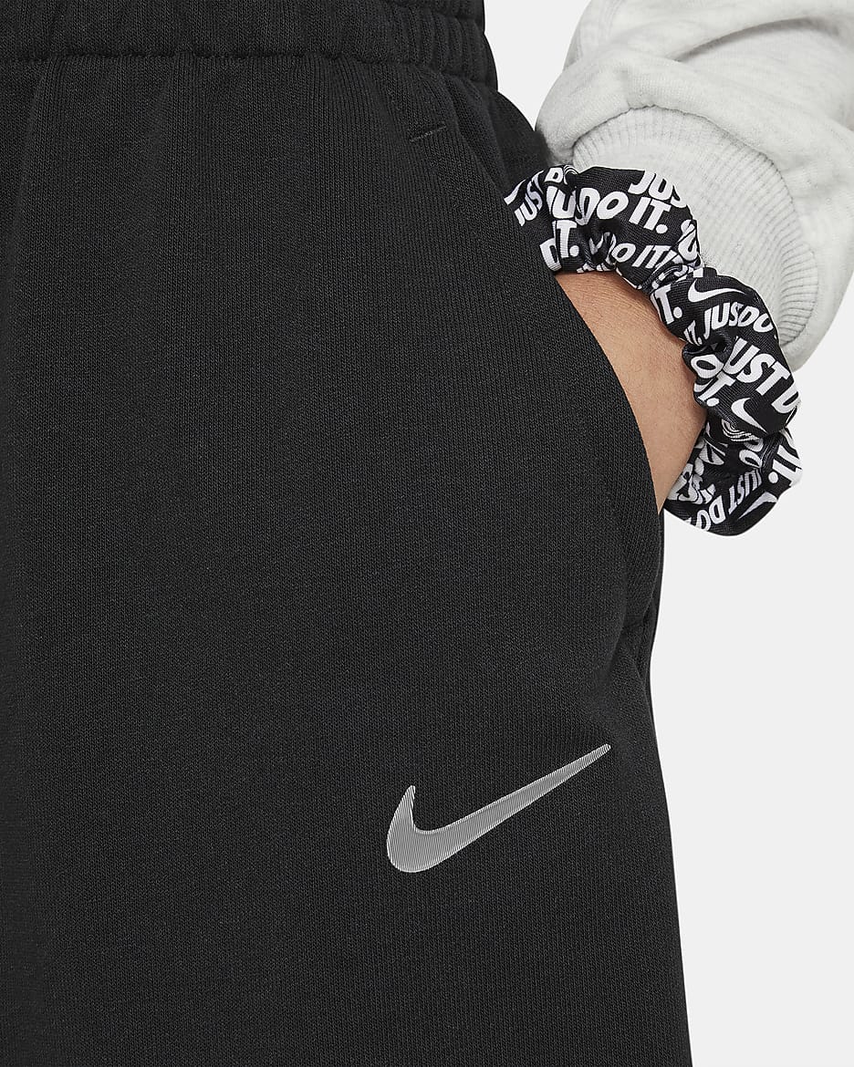 Nike Sportswear ruime joggingbroek van fleece met Dri-FIT voor meisjes - Zwart