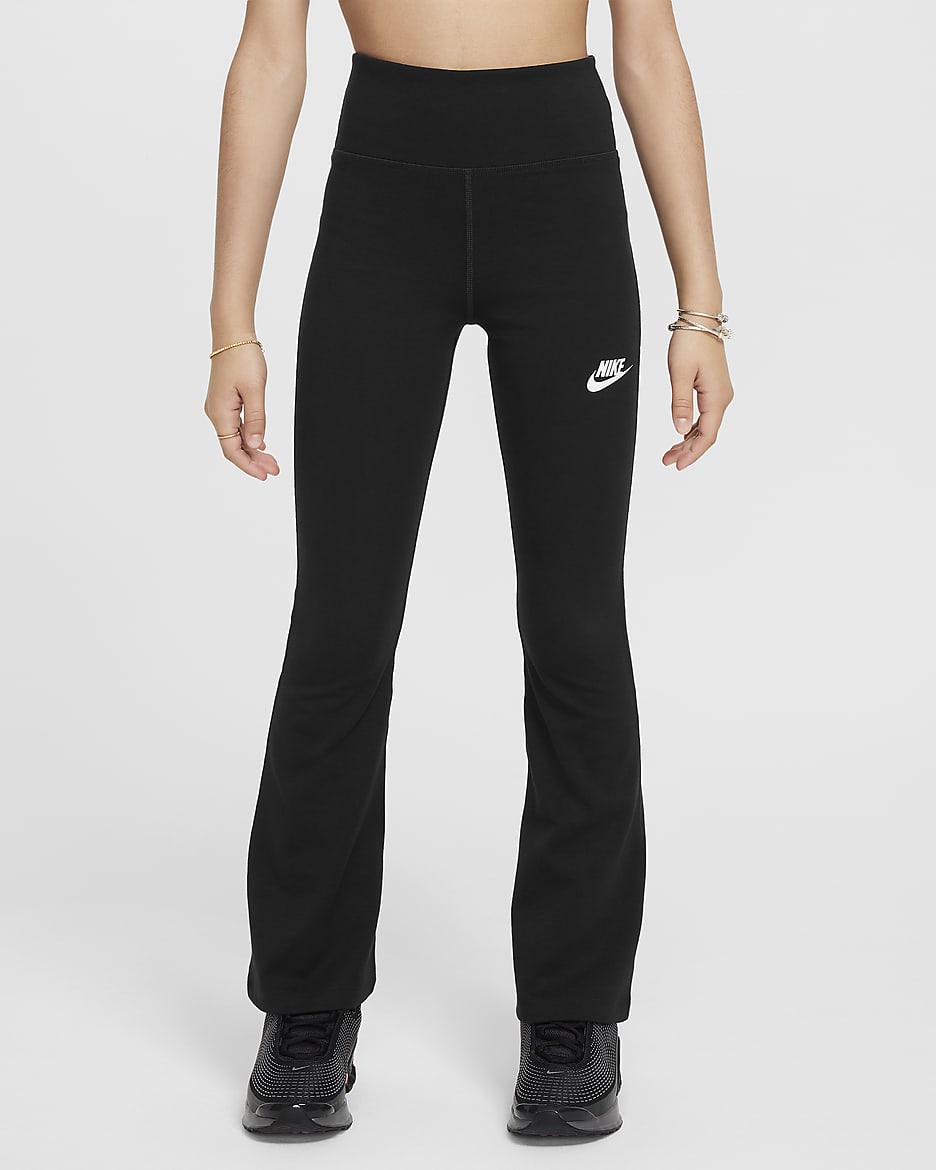 Nike Sportswear Classic Leggings mit hohem Bund und ausgestelltem Bein für Mädchen - Schwarz/Weiß