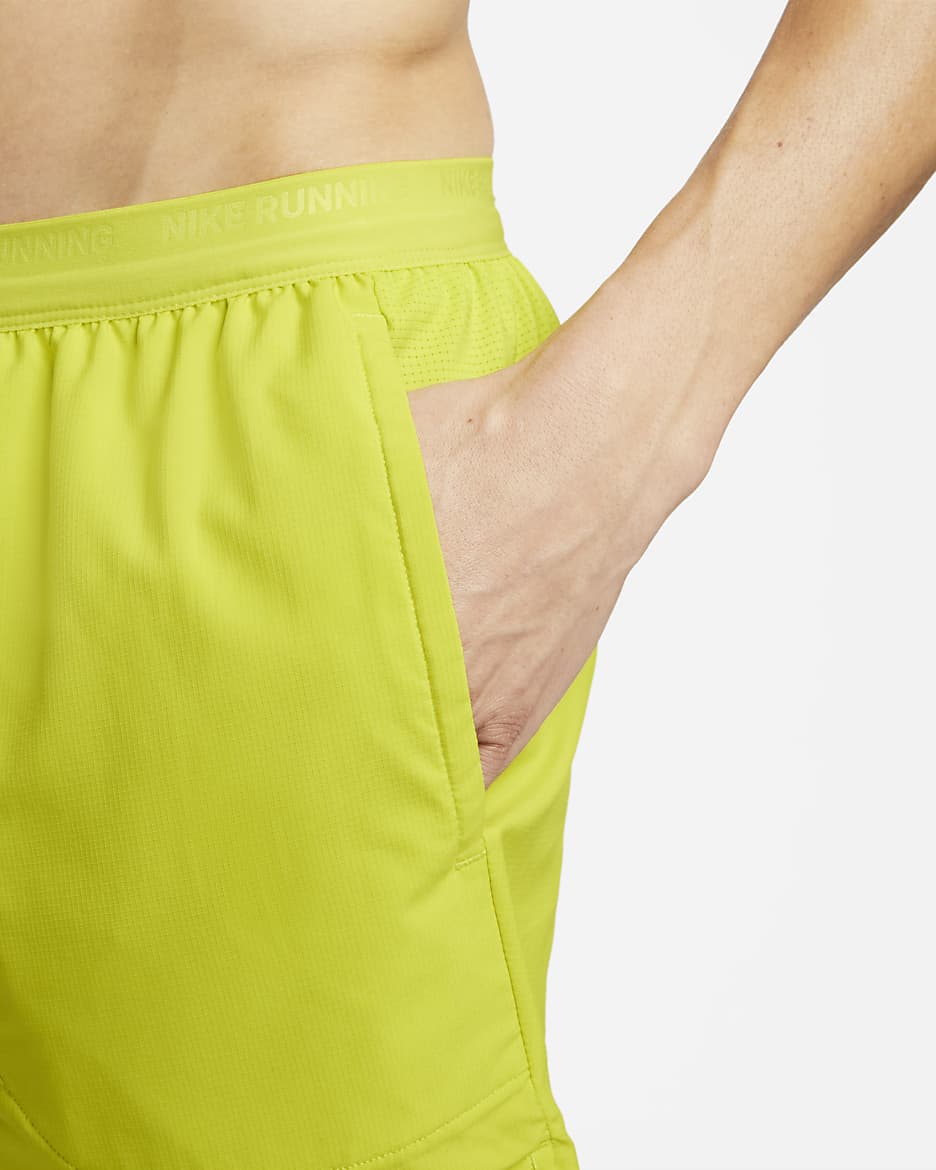 Shorts de correr Dri-FIT de 18 cm con forro de ropa interior para hombre Nike Stride - Cactus brillante/Musgo