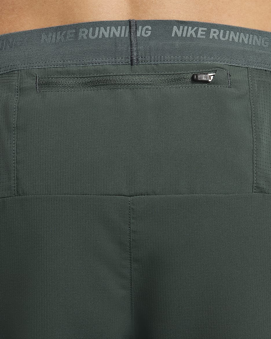 Shorts de correr Dri-FIT de 18 cm con forro de ropa interior para hombre Nike Stride - Verde vintage/Negro