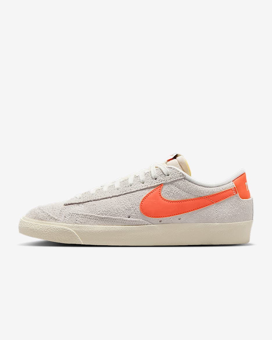 Tenis para hombre Nike Blazer Low '77 Premium - Blanco cumbre/Leche de coco/Negro/Naranja seguridad