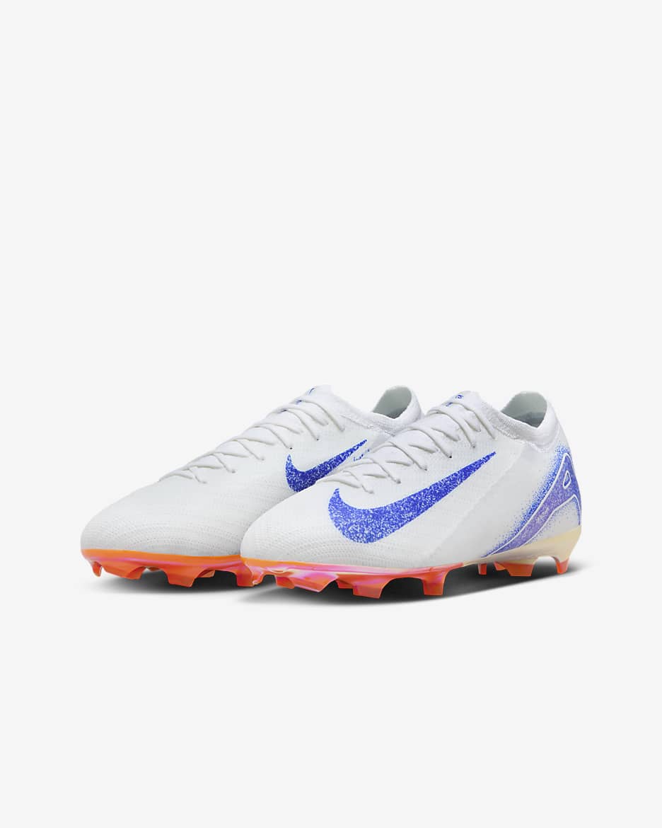 Tacos de fútbol de corte low para terrenos firmes para niños de preescolar y grandes Nike Jr. Mercurial Vapor 16 Pro Blueprint - Blanco/Azul carrera