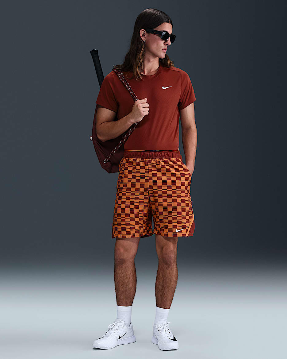 Shorts de tenis Dri-FIT de 23 cm para hombre NikeCourt Victory - Monarca/Blanco