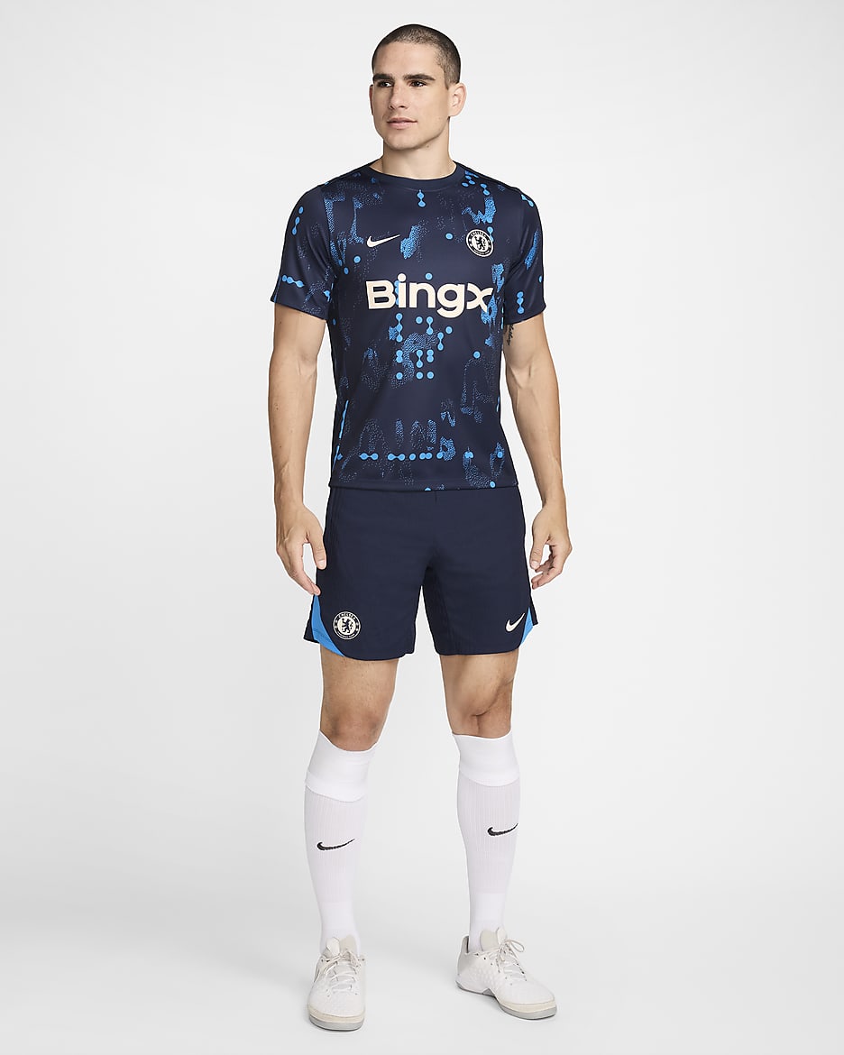 Kortærmet Chelsea FC Academy Pro Nike Dri-FIT-opvarmningstrøje til fodbold til mænd - Obsidian/Guava Ice