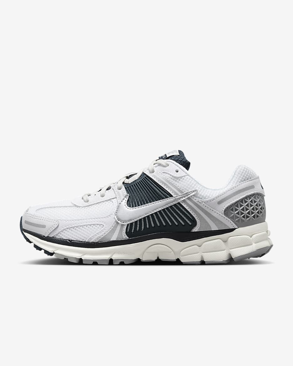 Tenis para mujer Nike Zoom Vomero 5 - Blanco/Azul marino militar/Vela/Plata metalizado