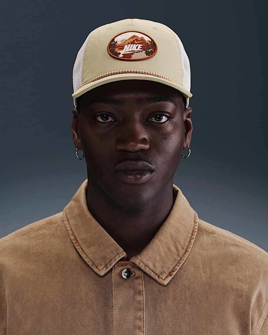 Gorra de rejilla con estructura para exteriores Nike Rise - Caqui desierto/Blanco/Monarca