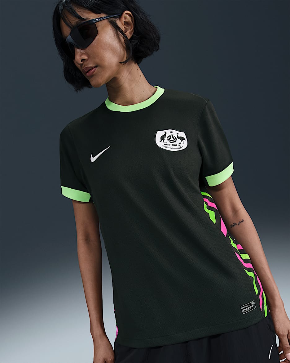 Replika dámského venkovního fotbalového dresu Nike Dri-FIT Austrálie Stadium 2025/26 - Night Forest/Lime Blast/Bílá