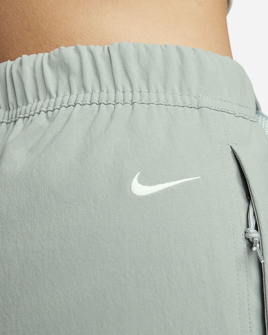 Nike ACG Wandelbroek met halfhoge taille voor dames - Mica Green/Summit White