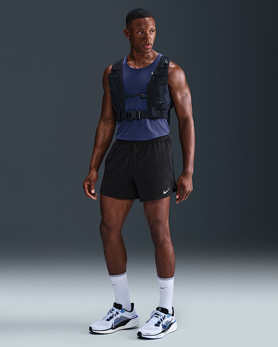Shorts de correr Dri-FIT de 13 cm con forro de ropa interior perforados para hombre Nike Stride - Negro/Negro/Negro