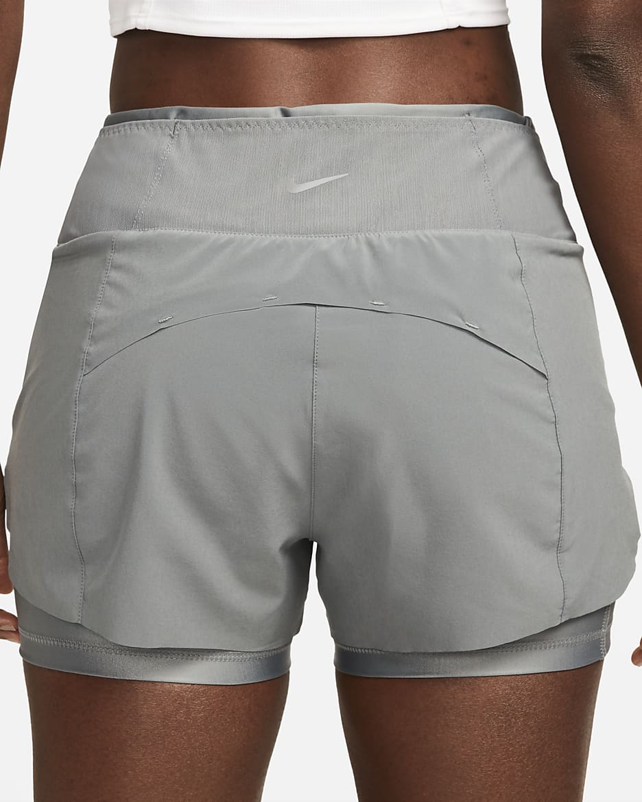 Shorts da running 2-in-1 a vita media con tasche 8 cm Nike Dri-FIT Swift – Donna - Smoke Grey