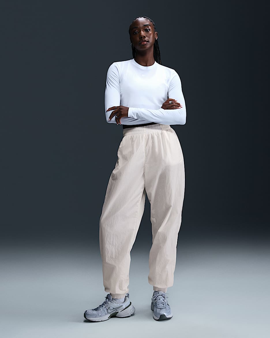 Joggers de tejido Woven oversized de tiro medio para mujer Nike Sportswear Essential - Vela/Blanco