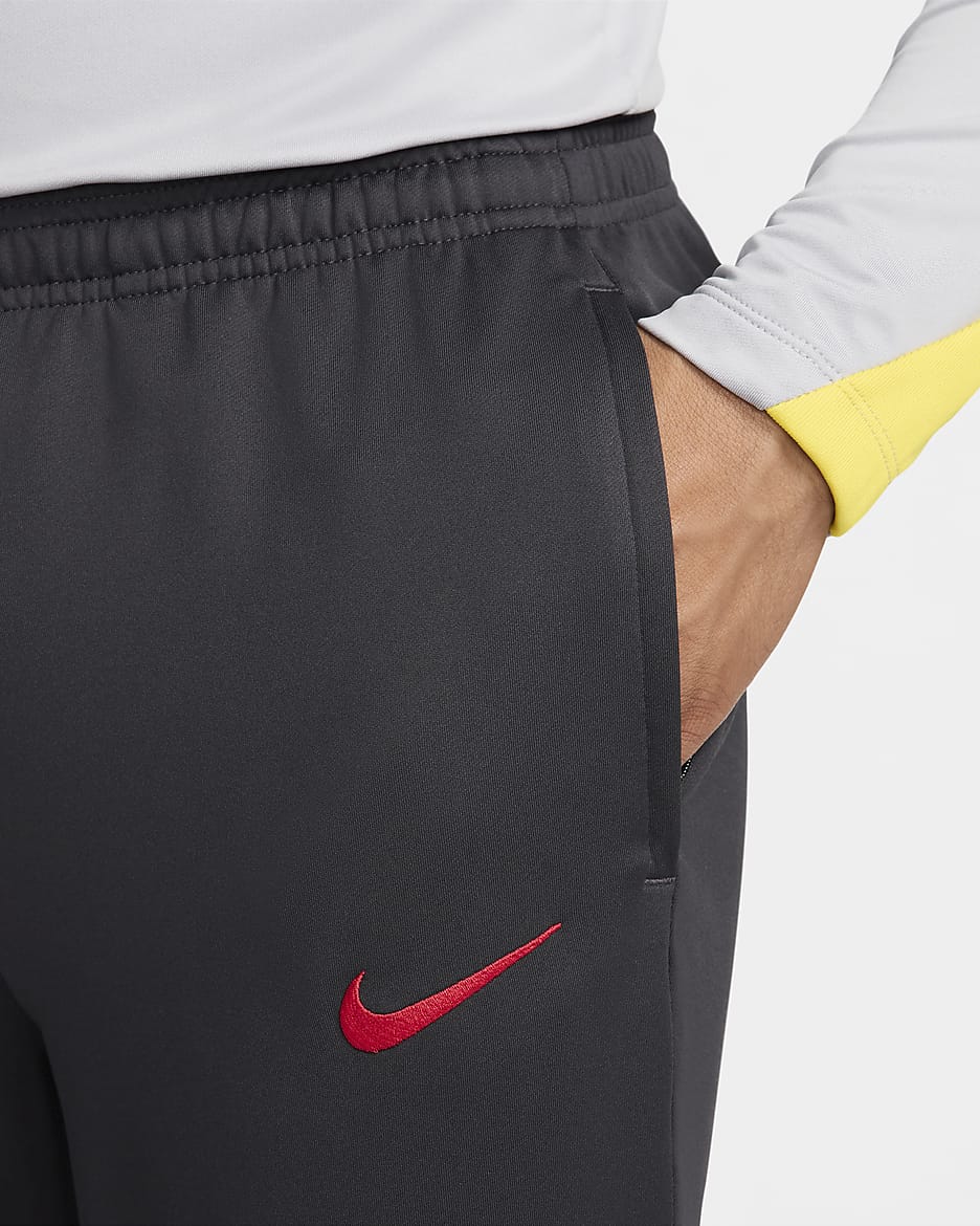 3e pantalon de foot Nike Dri-FIT Liverpool FC Strike pour homme - Dark Smoke Grey/Chrome Yellow/Global Red