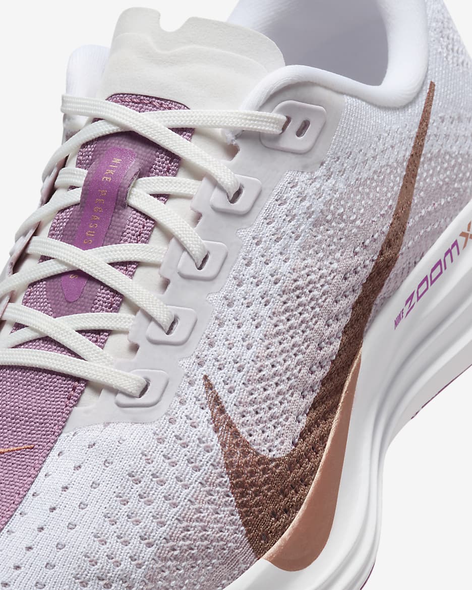 Chaussure de running sur route Nike Pegasus Plus pour femme - Blanc/Platinum Violet/Plum Dust/Metallic Red Bronze