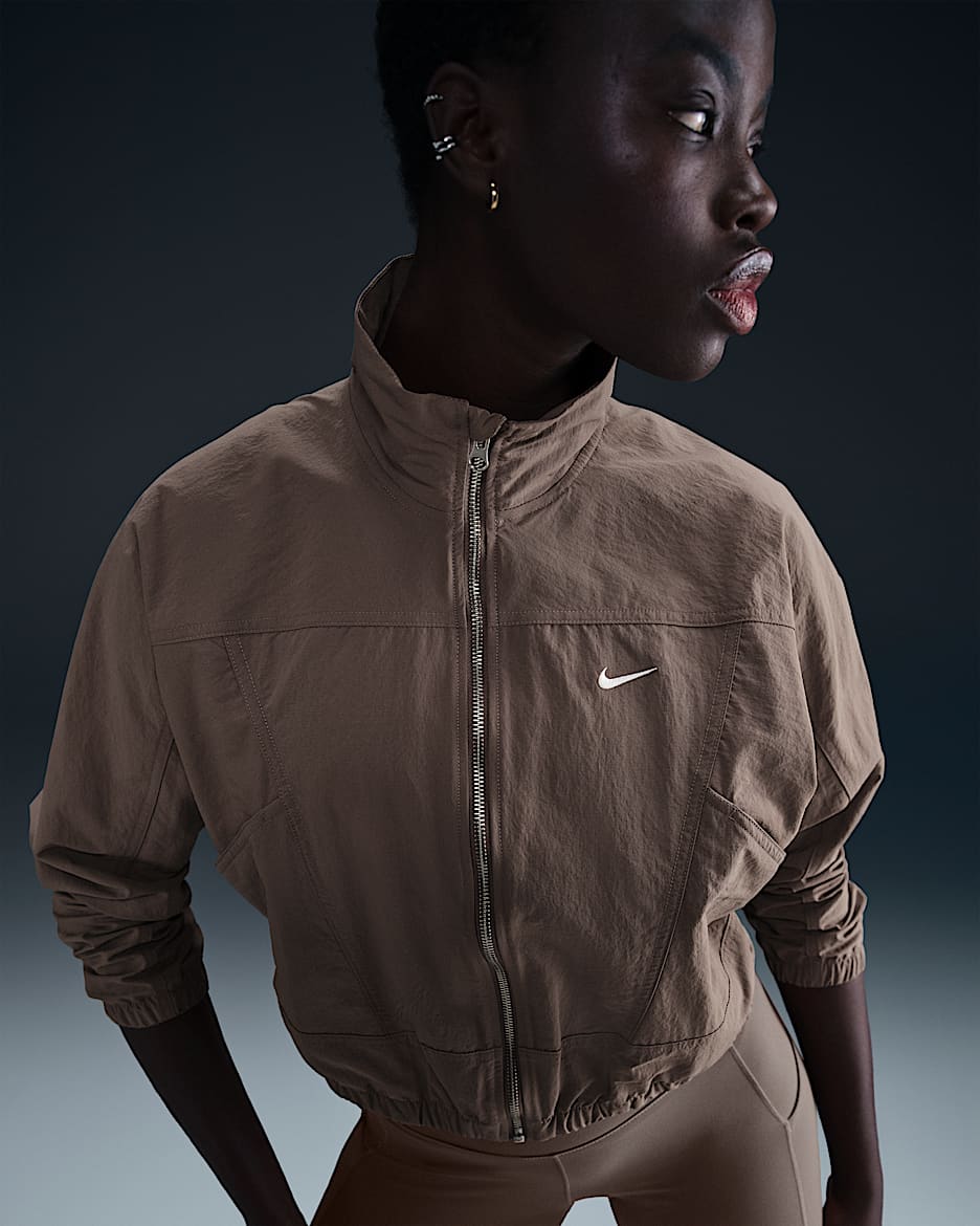 Chamarra con protección UV Repel oversized para mujer Nike Sportswear Everything Wovens - Marrón visón/Blanco
