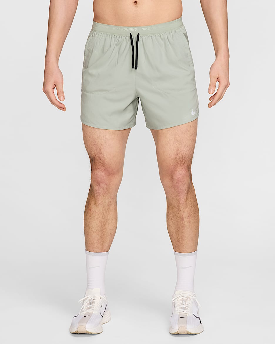 Shorts de running Dri-FIT de 13 cm 2 en 1 para hombre Nike Stride - Horizonte jade/Oliva medio/Negro