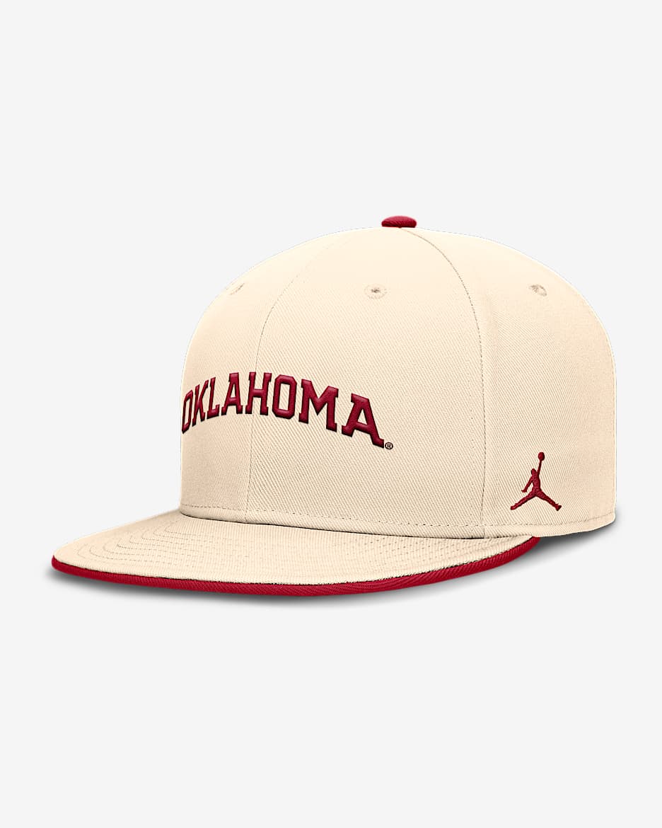 Gorra universitaria marca Jordan Dri-FIT ajustada para hombre Oklahoma Sooners Primetime True - Natural