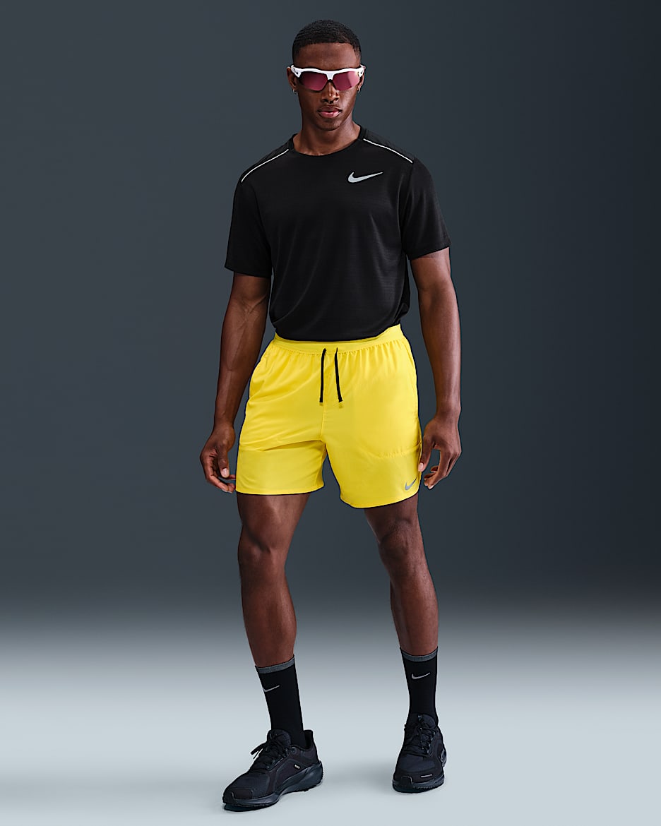 Calções de running forrados com slips de 18 cm Dri-FIT Nike Stride para homem - Lightning/Preto