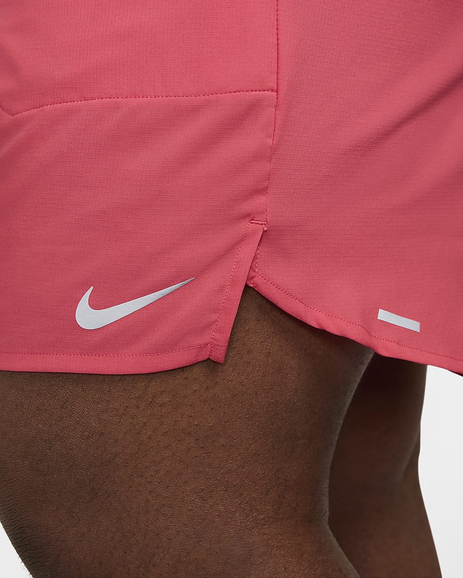 Shorts de correr Dri-FIT de 13 cm con forro de ropa interior para hombre Nike Stride - Rosa margarita/Negro